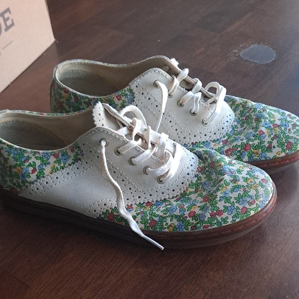 Floral Canvas & White Lace-Up Women’s Oxford Shoes